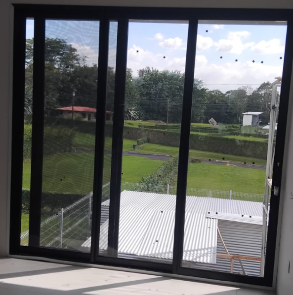 Detalle de ventanas corredizas en vidrio